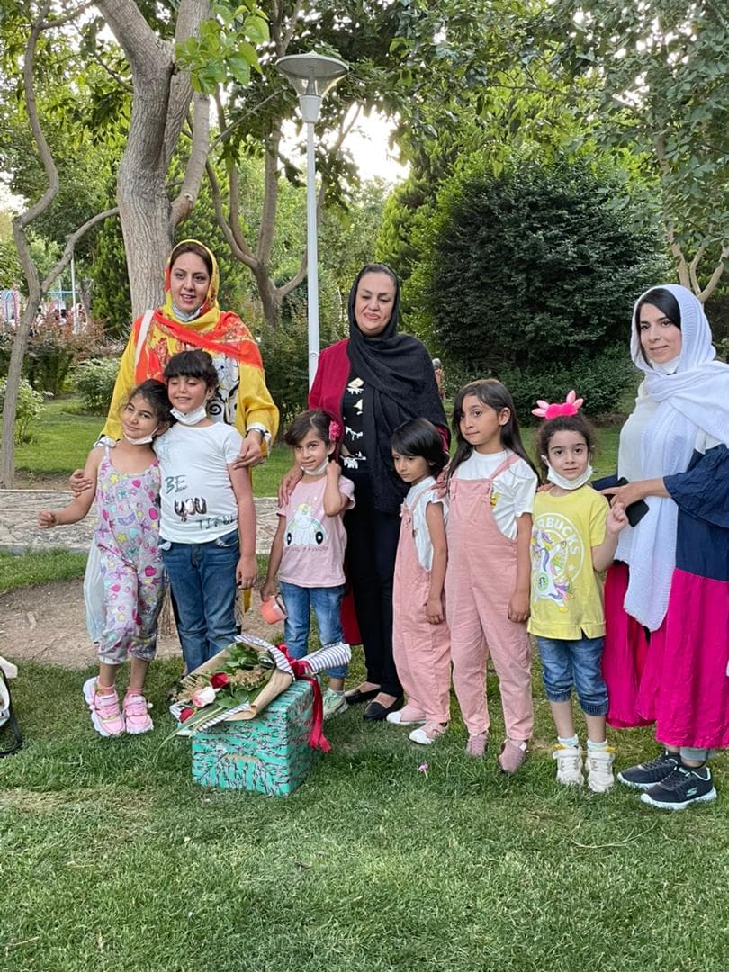 تقدیر و تشکر خانواده های پیش دبستانی از آموزگار کلاس